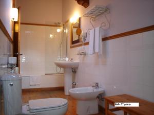 a bathroom with a toilet, sink, and bathtub at Hospederia Santillana in Santillana del Mar