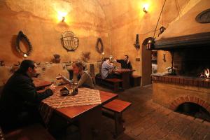 een groep mensen die aan tafel zitten in een restaurant bij Travel Hostel in Český Krumlov