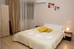 A bed or beds in a room at PM Mountain View Fireside Retreat Bansko