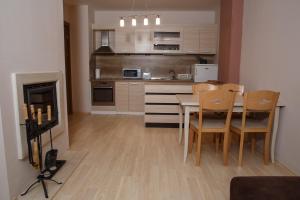 A kitchen or kitchenette at PM Mountain View Fireside Retreat Bansko Még 8 kép