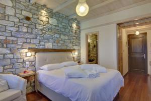 A bed or beds in a room at Mple Feggari