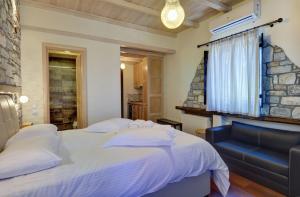 A bed or beds in a room at Mple Feggari