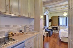 A kitchen or kitchenette at Mple Feggari