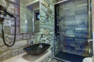 A bathroom at Mple Feggari