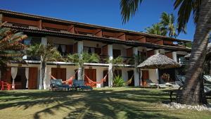 ein Resort mit einer Hängematte im Hof in der Unterkunft Porto da Lua Boutique Hotel in Praia do Forte