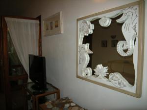 A television and/or entertainment centre at Mare & Mirice - Case Appartamenti Vacanza