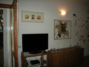 A television and/or entertainment centre at Mare & Mirice - Case Appartamenti Vacanza
