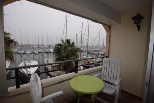 グリュイッサンにあるGruissan-port , Vue Port , Appartement 4 persの港の景色を望むバルコニー(テーブル、椅子付)