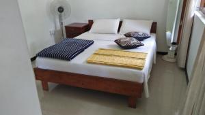 Rúm í herbergi á 59B Rest Inn Ella