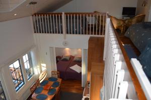 an overhead view of a room with a couch and a bed at Pointin Vale Apartment Tahko in Tahkovuori