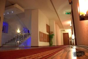 un corridoio vuoto con una scala in un edificio di Hotel Denis a Pristina
