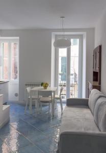 a living room with a couch and a table at Cà dei Ciuà - Apartments for rent in Riomaggiore