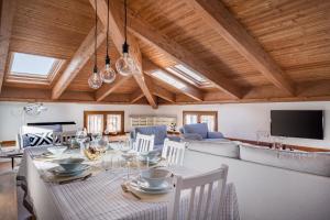 a living room with a table and a couch at Casa de Mi Abuela Ribera del Duero in Roa