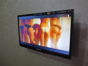 Televízia a/alebo spoločenská miestnosť v ubytovaní Квартира возле Радмир ул.Чернивецкая 5в