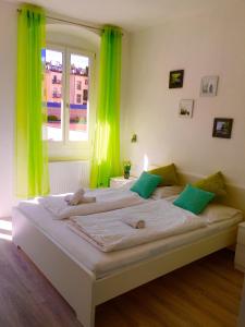 1 dormitorio con 1 cama grande y cortinas verdes en Iceman Room's Central, en Bolzano