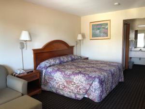 Łóżko lub łóżka w pokoju w obiekcie Airport Inn Motel Richmond