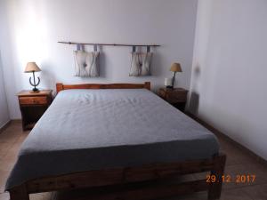 een slaapkamer met een groot bed met twee nachtkastjes bij Inti Duplex in San Bernardo
