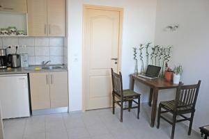 Dapur atau dapur kecil di Apartment in Lagonisi