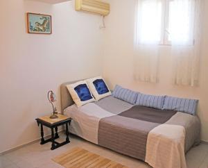 En eller flere senge i et værelse på Apartment in Lagonisi