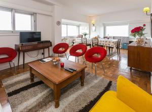 sala de estar con sillas rojas y mesa en Apartamento Vintage 2, en Oporto