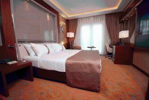 A bed or beds in a room at Holiday Inn Ankara-Kavaklidere by IHG