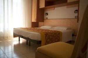 Posteľ alebo postele v izbe v ubytovaní Hotel Cannes - in pieno centro