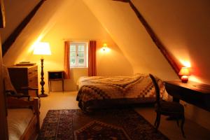 サン・クロンにあるMalouinière de la Ville Bagueの屋根裏のベッドルーム(ベッド1台、デスク、椅子付)