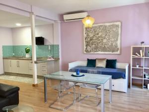 salon z kanapą i stołem w obiekcie NATURA SUITE MÁLAGA w Maladze