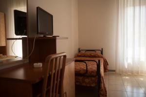 Televízia a/alebo spoločenská miestnosť v ubytovaní Hotel Cannes - in pieno centro