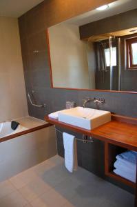 Bathroom sa Puerto Chico Hotel