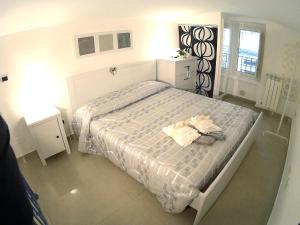 Un pat sau paturi într-o cameră la Suite del Borgo