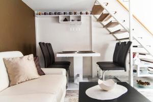 salon z kanapą i 2 krzesłami w obiekcie R&R Apartment Dembinszky w Budapeszcie