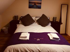 מיטה או מיטות בחדר ב-16 East Street Sandwick Stornoway