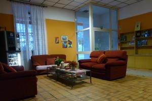 Ostello Al Deserto في كيافينا: غرفة معيشة مع كرسيين وطاولة قهوة