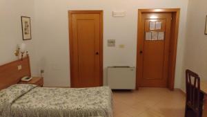 1 dormitorio con cama, puerta y calentador en Hotel Castello, en Mesagne