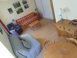 - un salon avec un canapé et une table dans l'établissement Aulus-les-Bains, à Aulus-les-Bains