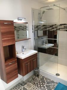 a bathroom with two sinks and a shower at Cosy T2 Port de Toulon - Stade Mayol "Clim, WIFI Gratuit" in Toulon