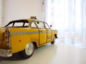 レオンにあるPiso Madrazoの部屋に座る黄色のおもちゃタクシー