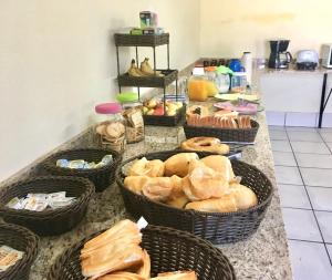un grupo de cestas de pan en un mostrador en Hotel Comodoro de Rosário Do Sul en Rosário do Sul