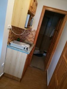 una escalera que conduce a una cocina con tostadora en Guesthouse Kohári, en Egerszalók