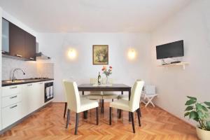 Kuchyň nebo kuchyňský kout v ubytování Apartments Perla