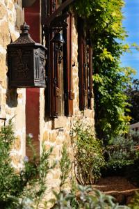 a street light on the side of a building at Momella House in Colméry