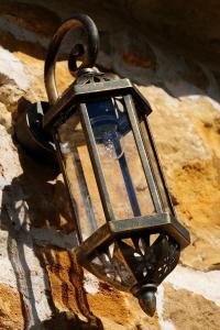 a lantern hanging on the side of a rock at Momella House in Colméry
