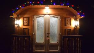 une porte avec une arche et des lumières de Noël dans l'établissement B&B Au Bord De La Source, à Soy