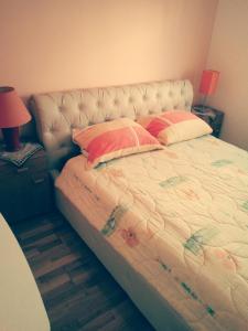 - un lit avec 2 oreillers dans l'établissement kamenjak, à Premantura