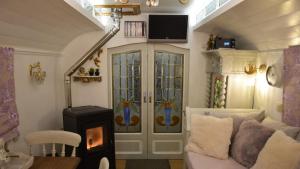 A seating area at B&B Au Bord De La Source