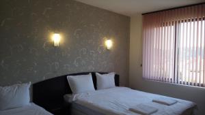 Postel nebo postele na pokoji v ubytování Hotel Enchevi