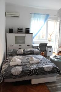 Postel nebo postele na pokoji v ubytování Cozy Apartment Mihaela