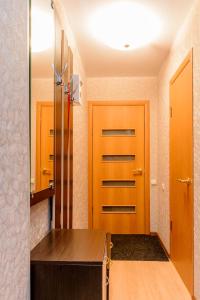 - une cuisine avec des armoires orange et un réfrigérateur dans l'établissement Apartment TwoPillows on Lomonosova 9, à Vorkuta