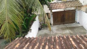 an overhead view of a house with a wooden door at Casa em Arraial d'Ajuda in Arraial d'Ajuda